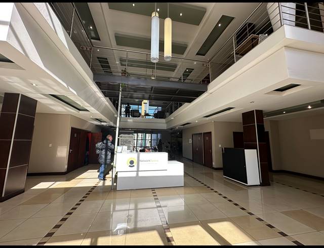 75M² CO-WORKING SPACE TO LET IN DIE HOEWES